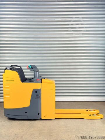 No pallet truck driver Jungheinrich Elektro Niederhubwagen mit Plattform - Service Neu - Batterie 83% - 2,5t