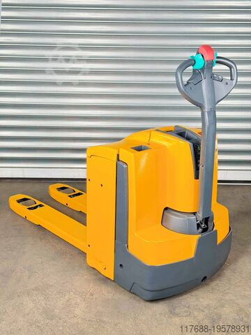 Pallet truck Jungheinrich EJE 220 - Service Neu - Batterie 82% - 2t- Nur 4.027 Std.