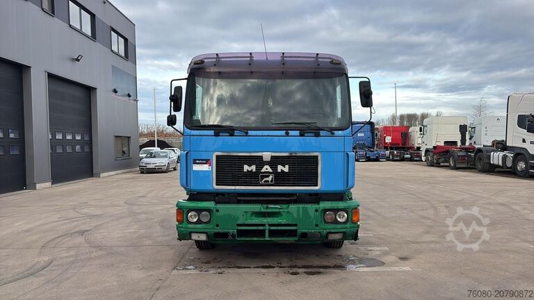 Fahrgestell mit Fahrerhaus MAN 19.322 (MANUAL PUMP / POMPE MANUELLE)