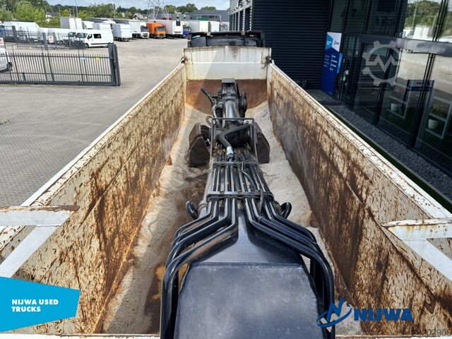 Volvo FH16 750 6x2/4 in combination with KWB P3 semi-trailer equipped with Hiab 1185 83 crane Volvo FH16 750 6x2/4 i.c.m. KWB P3 oplegger met Hiab ...