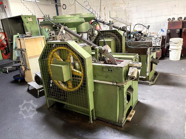 Cold heading machine including vibratory feeder Cold heading machine including vibrating feeder