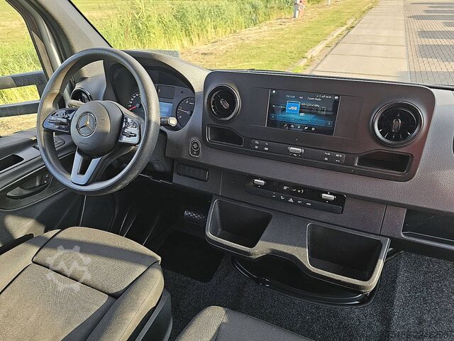Suitcase MERCEDES-BENZ SPRINTER 317 Bakwagen Laadklep!