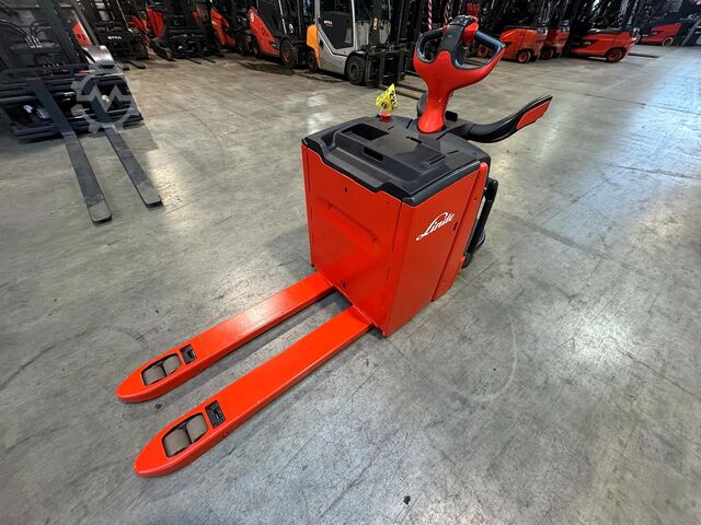 Electric pallet truck with platform, 3050 operating hours Linde T 20AP