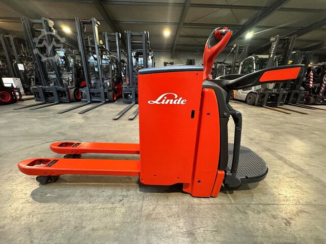 Electric pallet truck with platform, 3050 operating hours Linde T 20AP