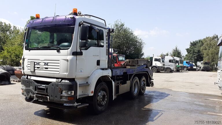 Skip loader truck MAN TGA 26.390 Absetzkipper Hyvalift 6x2 E4