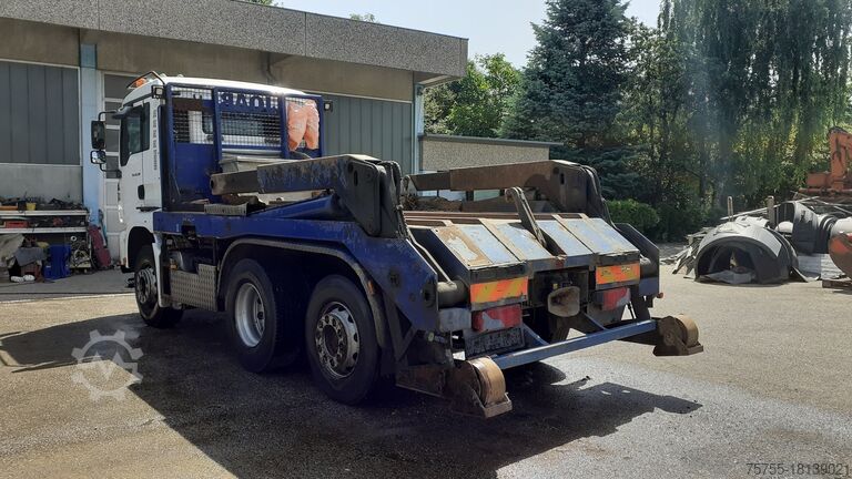 Skip loader truck MAN TGA 26.390 Absetzkipper Hyvalift 6x2 E4
