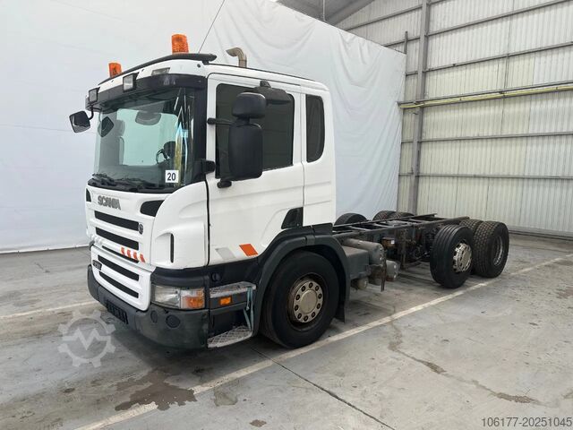 Chassis with cab Scania P230 6X2 / Essieu relevable directionnel / Stuu...