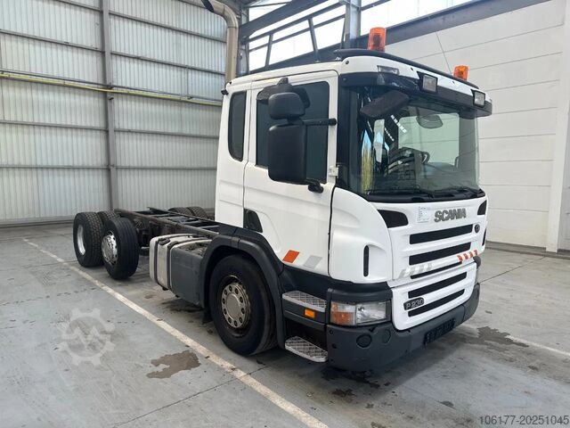 Chassis with cab Scania P230 6X2 / Essieu relevable directionnel / Stuu...