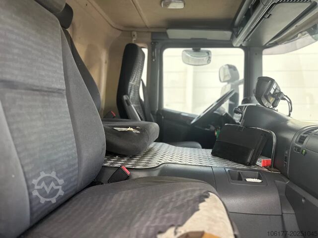 Chassis with cab Scania P230 6X2 / Essieu relevable directionnel / Stuu...