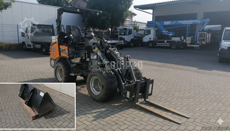 Wheel Loader GIANT G2700 X-tra HD with loader bucket and palletfork