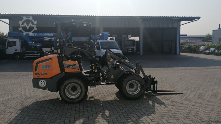 Wheel Loader GIANT G2700 X-tra HD with loader bucket and palletfork