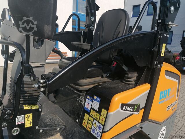 Wheel Loader GIANT G2700 X-tra HD with loader bucket and palletfork