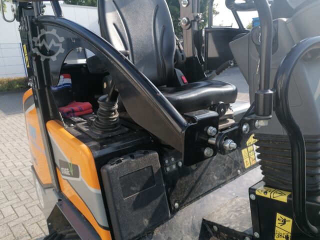 Wheel Loader GIANT G2700 X-tra HD with loader bucket and palletfork