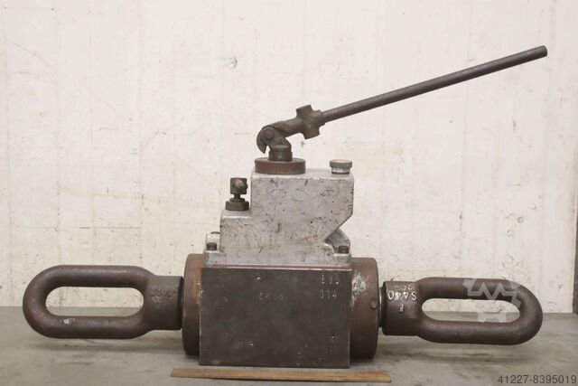 Hydraulic pulling cylinder 50 t Enerpac Hub 150 mm