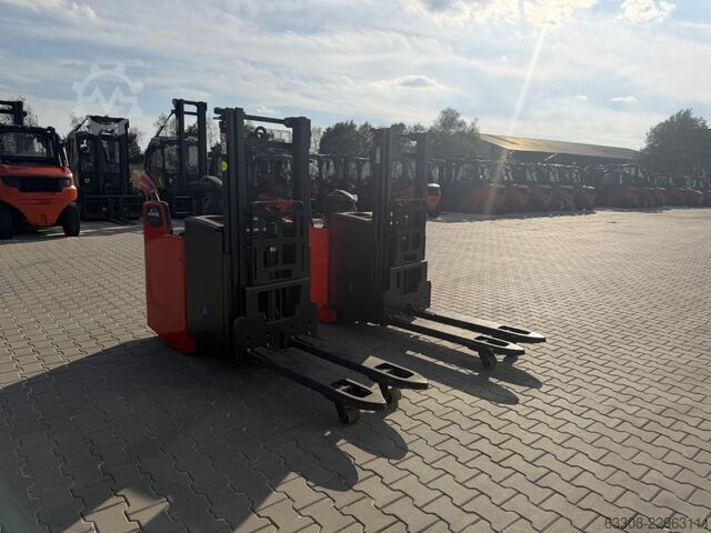 High Lift stacker Linde D10 FP
