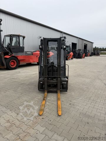 Electric 3-wheel forklift Linde E14-02