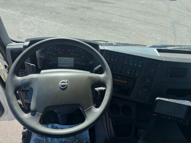 LKW mit Kofferaufbau VOLVO FL 210 4x2 Closed box / Koffer Euro 6