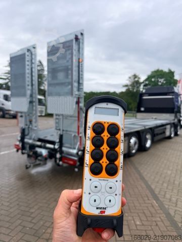 Flatbed truck MAN Baumaschinen Maschinentransporter mit Rampen