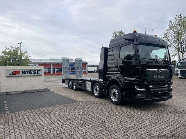Flatbed truck MAN Baumaschinen Maschinentransporter mit Rampen