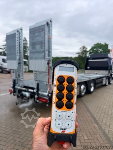Special purpose truck MAN Baumaschinen Maschinentransporter mit Rampen