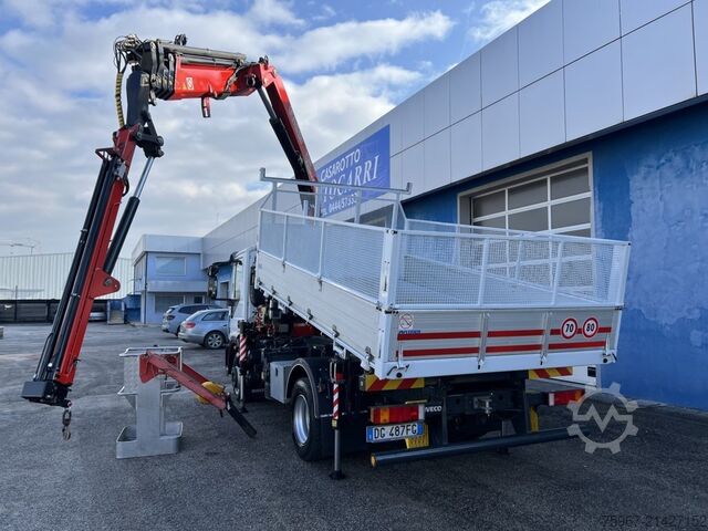 Three-way tipper truck with crane Iveco Eurocargo 140e22