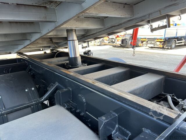 Three-way tipper truck with crane Iveco Eurocargo 140e22