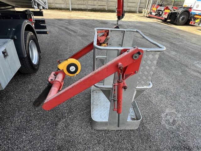 Three-way tipper truck with crane Iveco Eurocargo 140e22