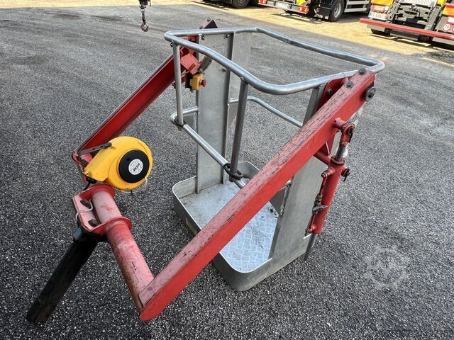 Three-way tipper truck with crane Iveco Eurocargo 140e22