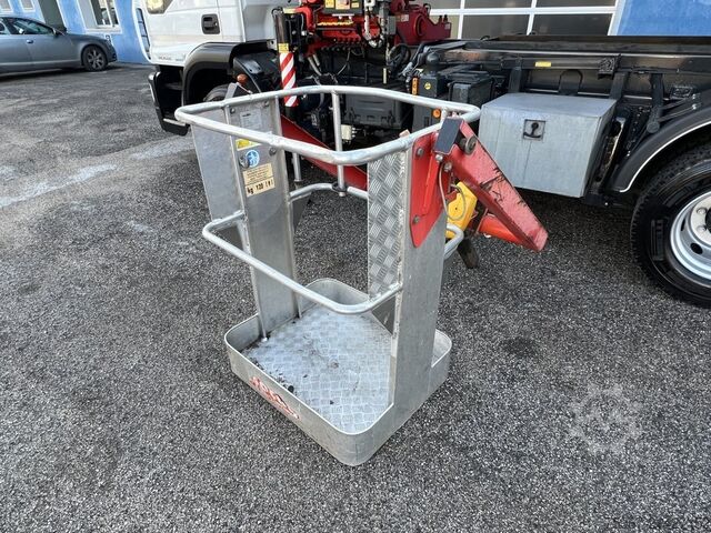 Three-way tipper truck with crane Iveco Eurocargo 140e22