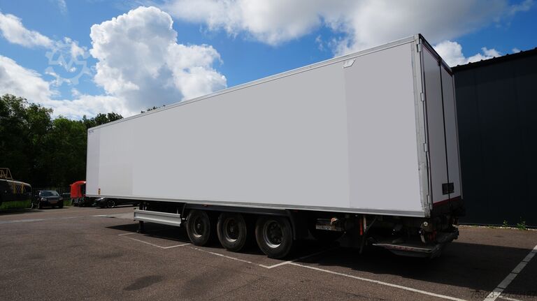 Refrigerated/frozen transport LAMBERET 3 Axle frigo trailer Carrier Vector 1950 Bi-Temp