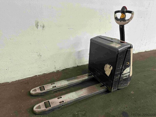 Electric Pallet Truck Crown WP 3015