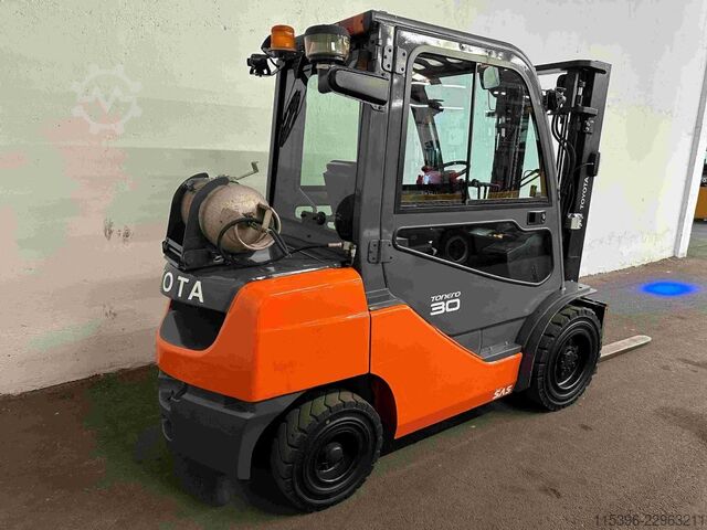 LPG Forklifts Toyota 02-8FGF30