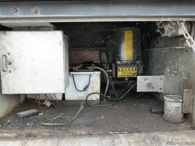 Pferdeanhänger  Bannas AT 24.83, 3 Etagen, Schweine, Liftachse