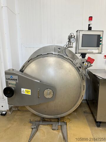 Retorts / autoclaves from recently closed Babyfoods factory Lagarde 4 trolley retorts / autoclaves