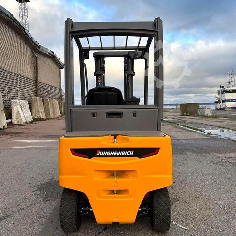 Front loader with rotary frame for fork tines Jungheinrich EFG 320