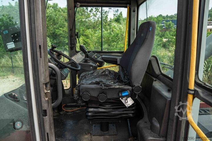 Full-container reach stacker Kalmar DRF450-60S5