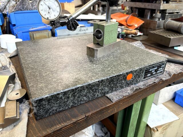 Granite surface plate including height gauge Granite Measuring Plate with Dial Gauge