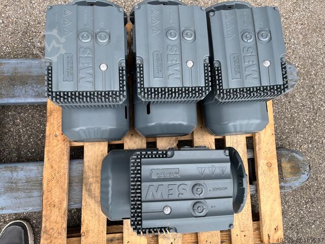 4x Elektromotoren SEW-EURODRIVE MM22D