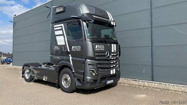 Standard tractor unit MERCEDES-BENZ Actros 1853 LS Schubbodenhydraulik AUT LM