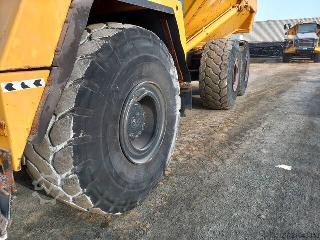 Dumper Komatsu HM400-3R (4 pcs available in Abu Dhabi)