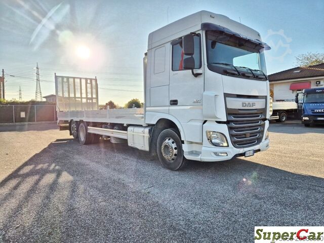 Truck with demountable flatbed and ramp DAF DAF XF 106 440
