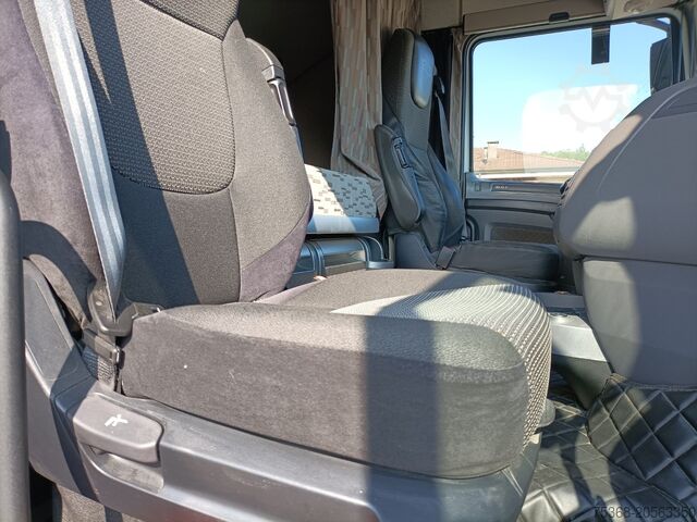 Truck with demountable flatbed and ramp DAF DAF XF 106 440