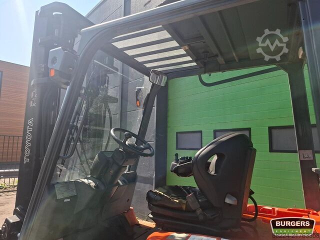 Forklift Toyota 7FBMF30