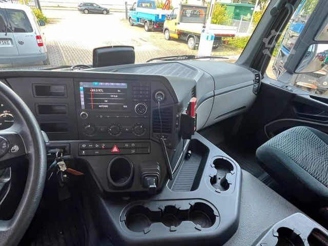 Box truck MERCEDES-BENZ Antos 1830 L nR 4x2 Standardkoffer LBW LBW 2to+F