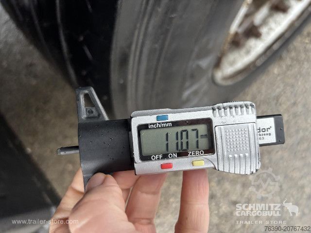 Auflieger mit Pritsche & Plane Schmitz Cargobull Semitrailer Curtainsider Mega