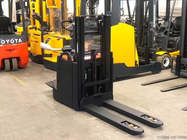 Hochhubwagen-Mitfahrer Toyota SPE 120L - Service Neu -nur 2.735 Std.