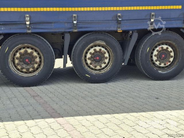Auflieger mit Pritsche & Plane Kögel Curtainsider Mega