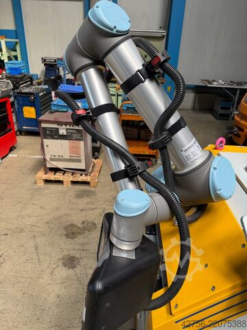 Robots Universal Robots UR10 Cobot