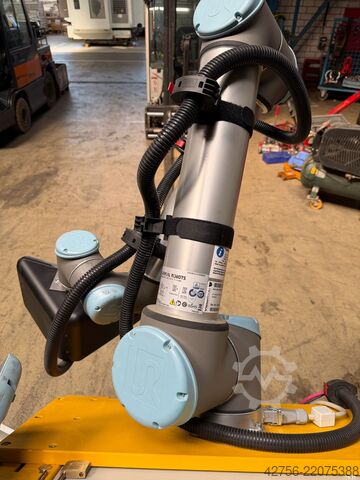 Robots Universal Robots UR10 Cobot