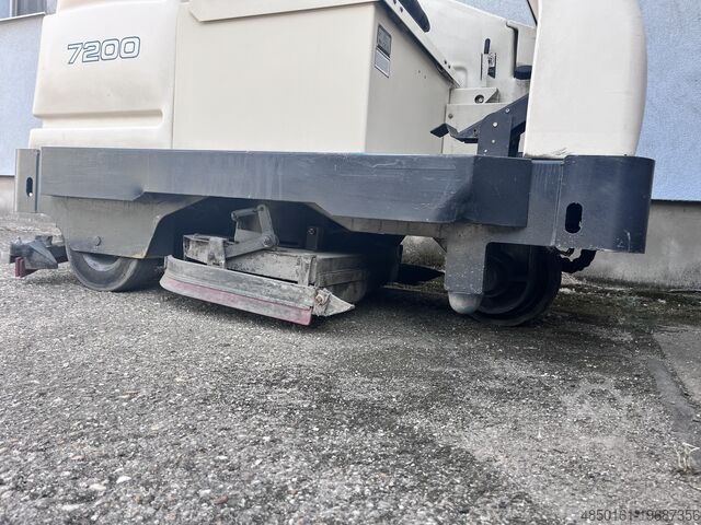 Ride-on srcrubber drier Tennant 7200